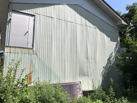 福島県耶麻郡北塩原村のご自宅で、雪によって壊れた外壁、屋根を火災保険申請した事例