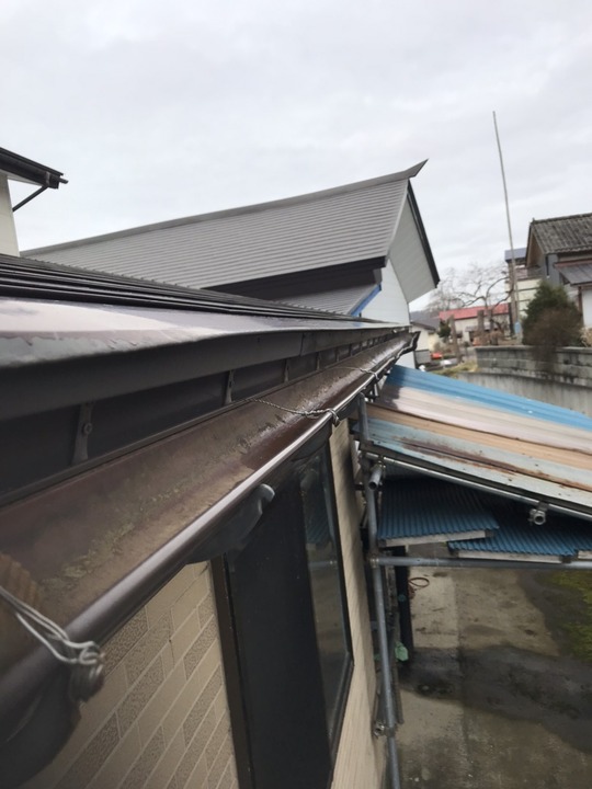 福島県耶麻郡磐梯町のご自宅で、雪によって壊れた雨樋を火災保険申請した事例