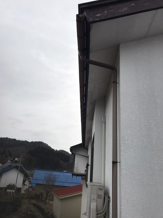 福島県耶麻郡磐梯町のご自宅で、雪によって壊れた雨樋を火災保険申請した事例