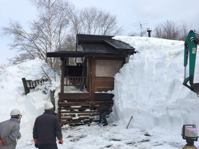 雪の重みで木製テラスが壊れたので火災保険を使ってエクステリアリフォーム