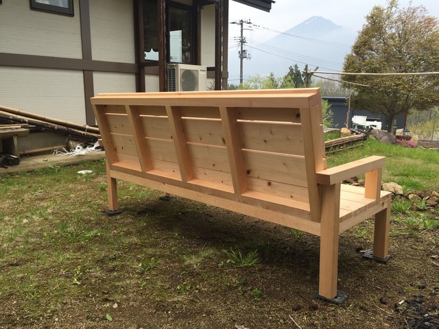 福島県耶麻郡猪苗代町の別荘宅にオーダーメイドのベンチを納品した事例