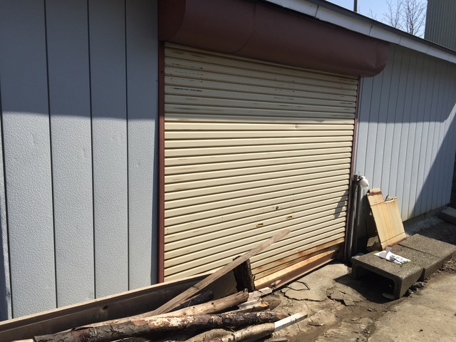 福島県耶麻郡北塩原村の倉庫で壊れたシャッターを部分的に直したエクステリリフォーム事例