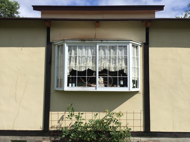 福島県耶麻郡北塩原村のペンションで、出窓に雨雪が当たらないよう屋根を増設した外装リフォーム事例