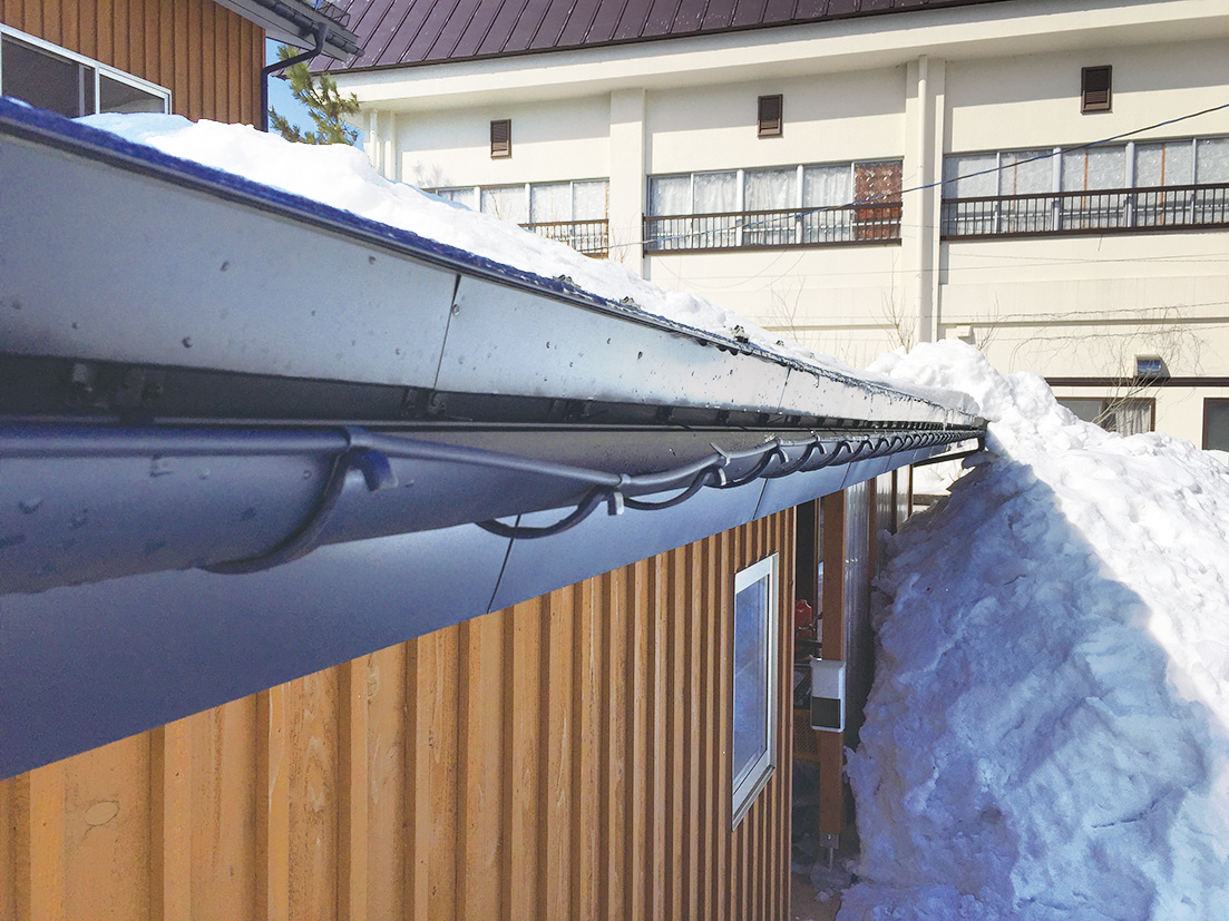 福島県耶麻郡猪苗代町の住宅で、雪で壊れた雨樋を火災保険を使って修理した屋根リフォーム事例