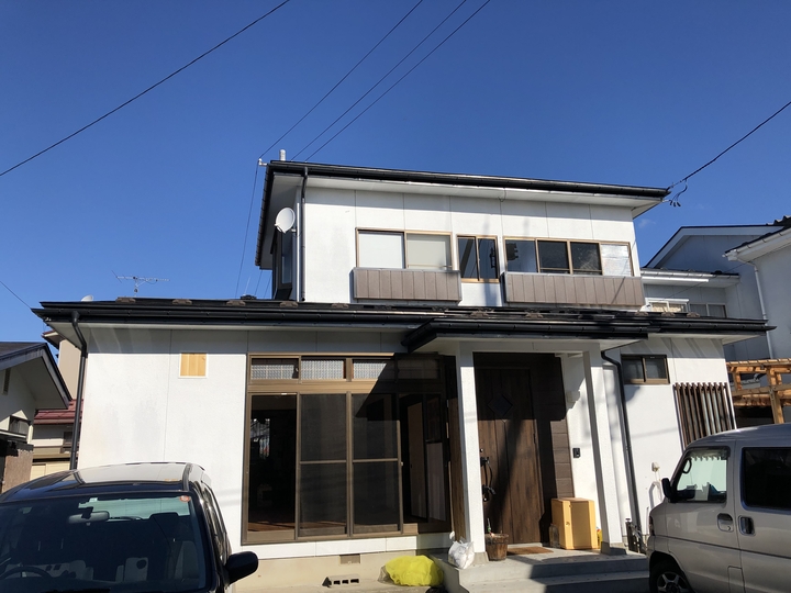 福島県会津若松市の住宅で、雪で壊れた雨樋を修理した屋根リフォーム事例