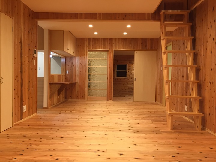 会津猪苗代町で中古住宅を購入後、間取り変更や断熱材交換をして自然素材を多く使用したリノベーション