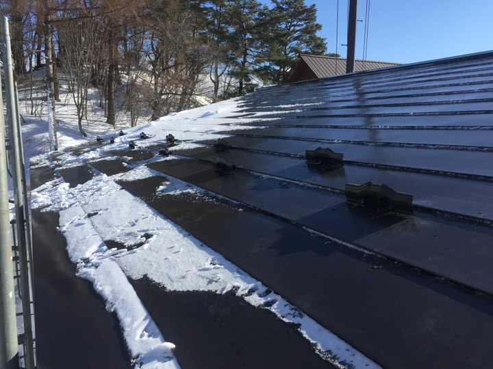 福島県耶麻郡北塩原村で雪止めを取り付けた屋根リフォーム事例