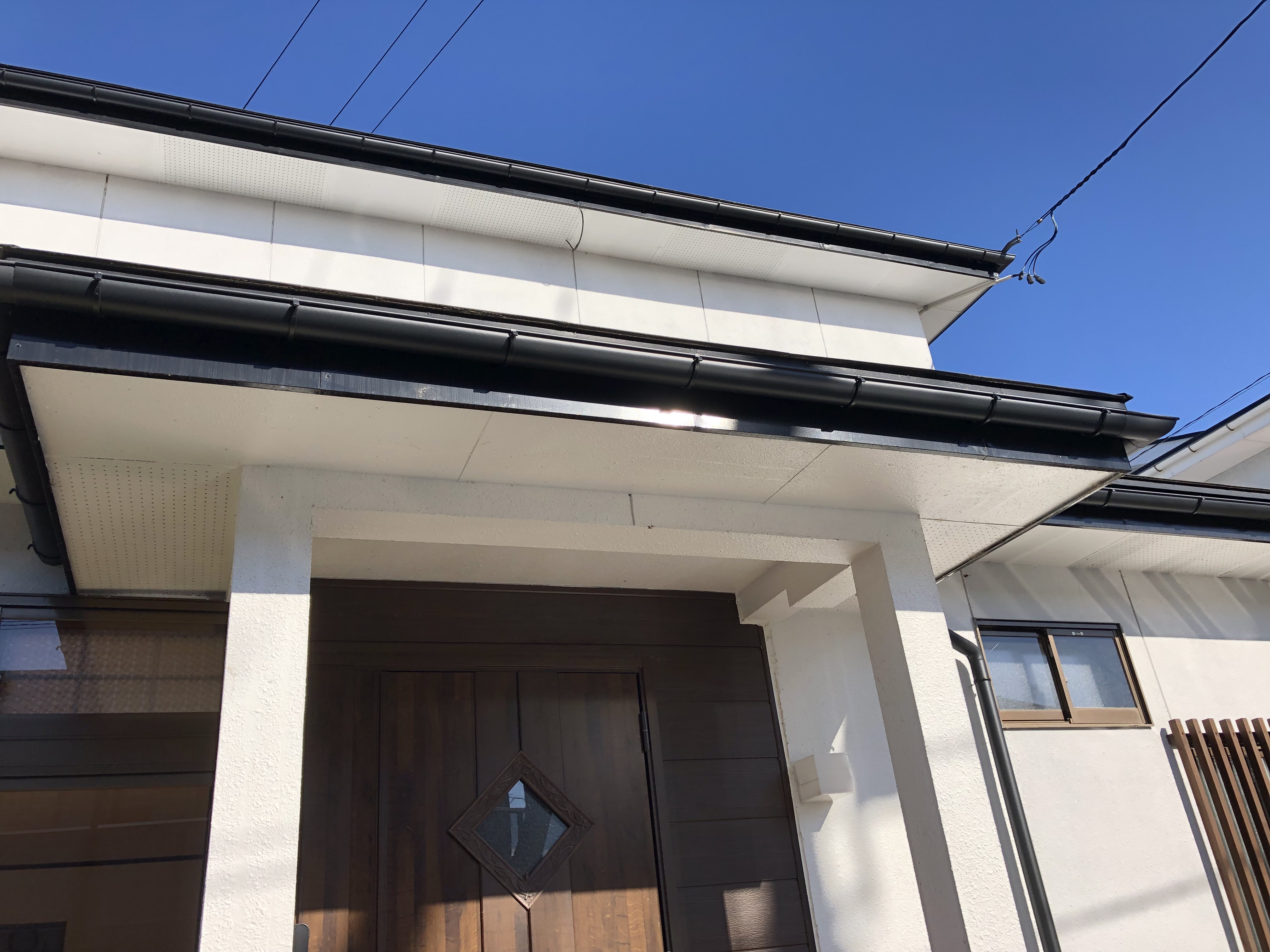 福島県会津若松市の住宅で、雪で壊れた雨樋を修理した屋根リフォーム事例