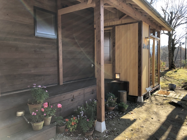 福島県耶麻郡北塩原村のペンションで風除室を施工したエクステリアリフォーム事例