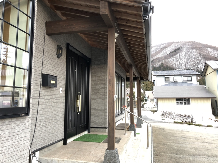 会津猪苗代町で色あせた玄関の木部分をオイルステインで塗装した外装リフォーム