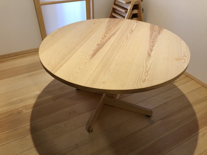 福島県耶麻郡猪苗代町の事務所で使う丸テーブルとスタッキングチェアー製作事例
