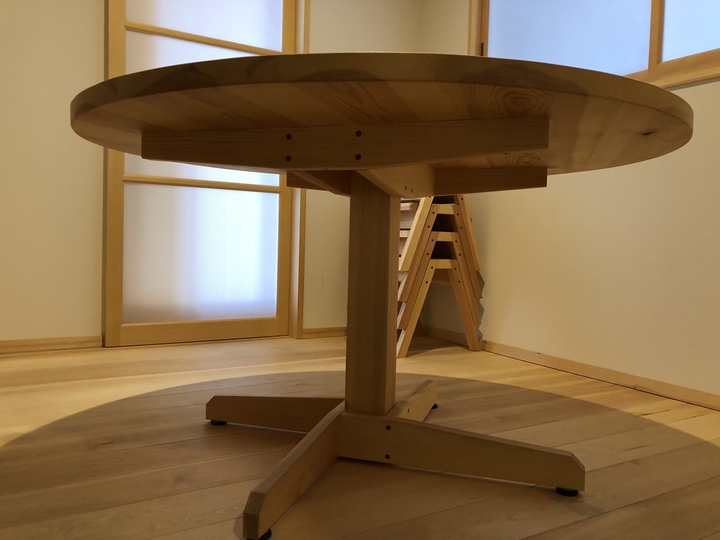 福島県耶麻郡猪苗代町の事務所で使う丸テーブルとスタッキングチェアー製作事例