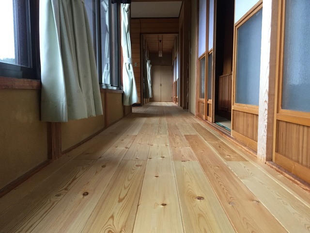 福島県耶麻郡北塩原村のお家で古くなったフローリングをレッドパインに張替えた自然素材内装リフォーム事例