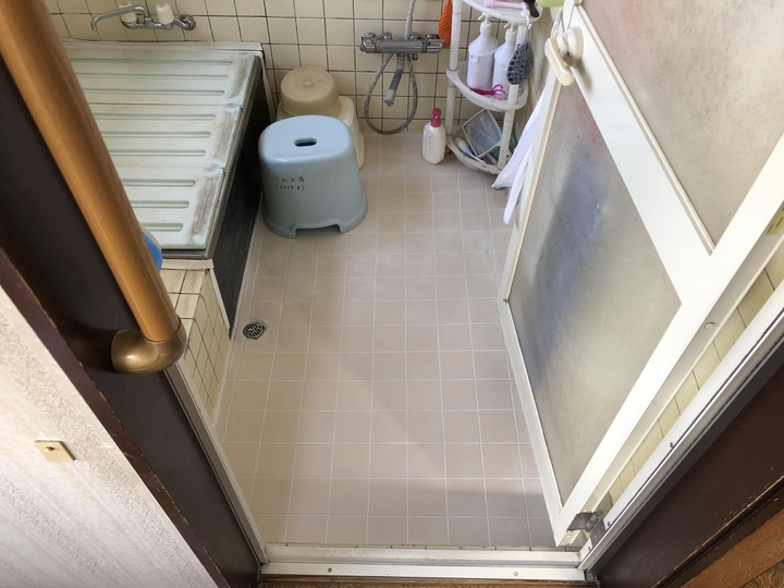 福島県会津若松市のマンション自宅で、使いにくい収納庫に無垢材で製作した棚を設置した家具製作事例