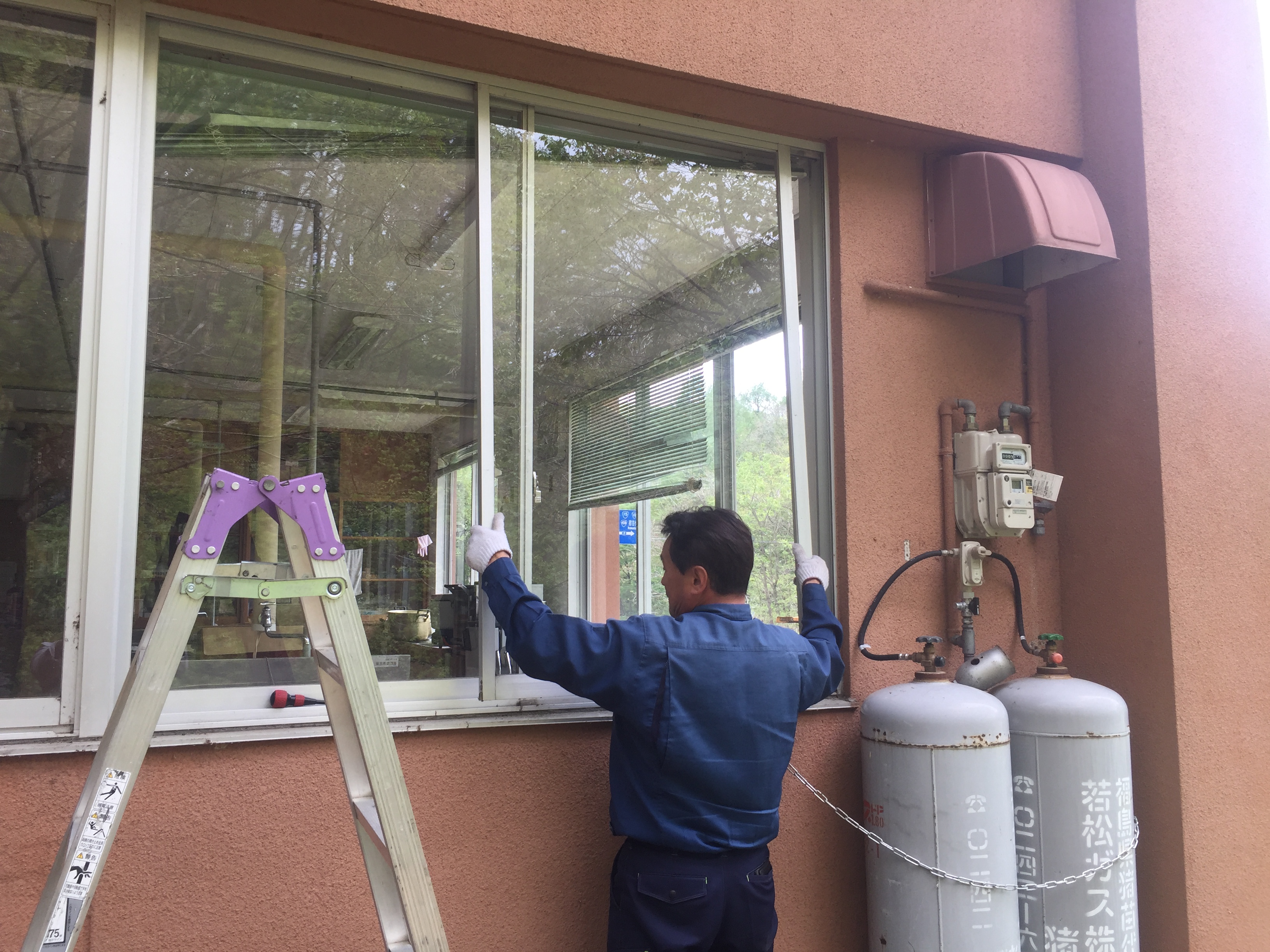 福島県耶麻郡北塩原村の施設で強風によって割れた窓ガラスを修理した窓リフォーム事例