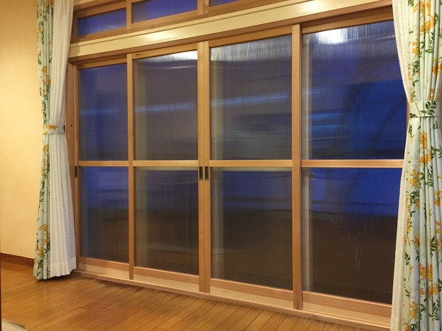 福島県耶麻郡猪苗代町の住宅で、木製内窓を設置しビニールクロスから漆喰に塗り替えた内装リフォーム事例