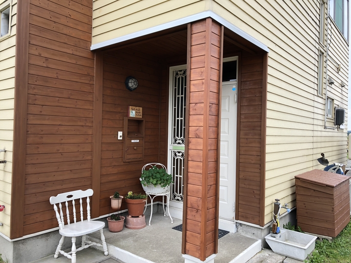 福島県耶麻郡猪苗代町の住宅で外壁をレッドパインに張替えた外装リフォーム事例