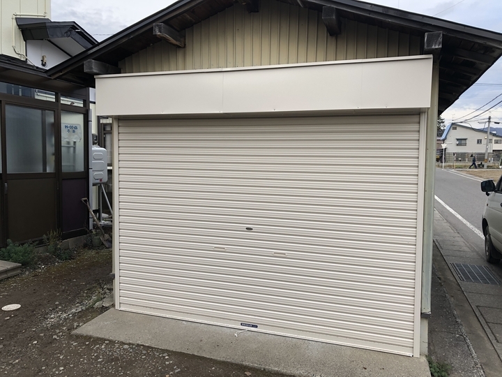 福島県耶麻郡猪苗代町の車庫で、動きの悪いシャッターを交換したエクステリアリフォーム事例