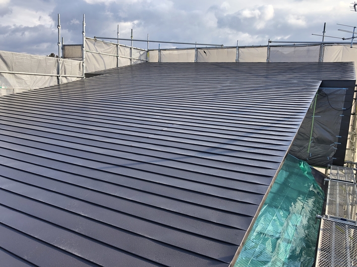 福島県耶麻郡猪苗代町の住宅で雨漏りしていた屋根上に新しく下地をつくり葺き替えたら屋根リフォーム事例