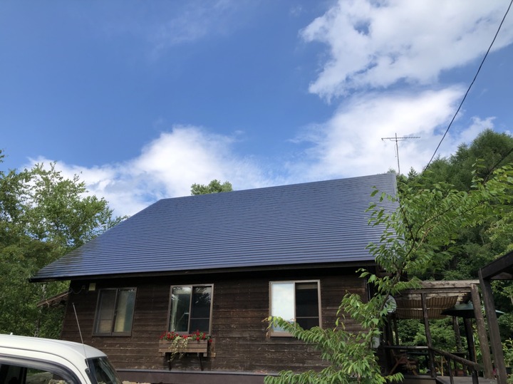 福島県耶麻郡北塩原村の別荘で、築20年経った屋根を塗り替えた外装リフォーム事例
