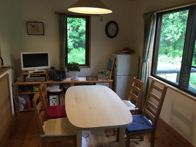 福島県耶麻郡北塩原村の別荘でオーダーメイドテーブルを製作した家具インテリア事例