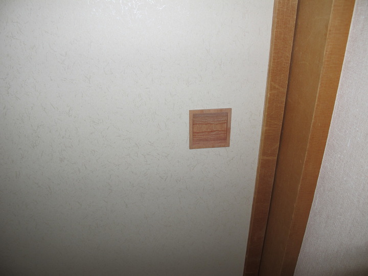 福島県耶麻郡北塩原村の宿泊施設で、傷んだ襖紙を張替えた内装リフォーム事例