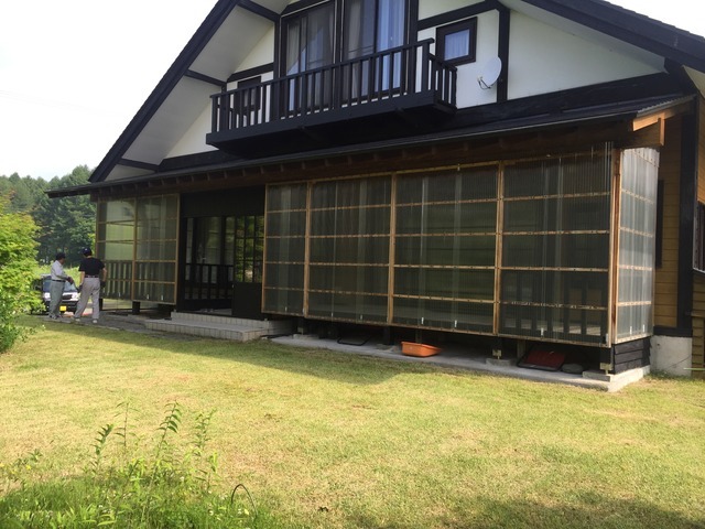 福島県耶麻郡北塩原村の別荘宅で、玄関の風雪対策に風除室と雪囲いを設置したエクステリアリフォーム事例