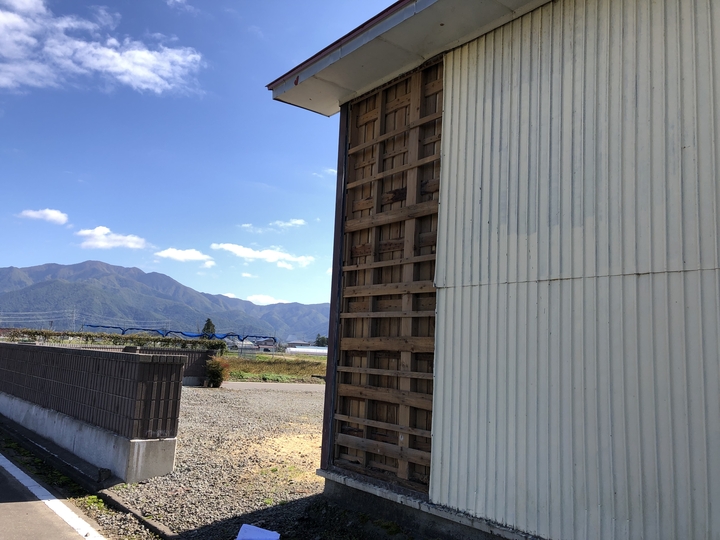 福島県耶麻郡北塩原村のご自宅で、風によって壊れた外壁、屋根を火災保険申請した事例