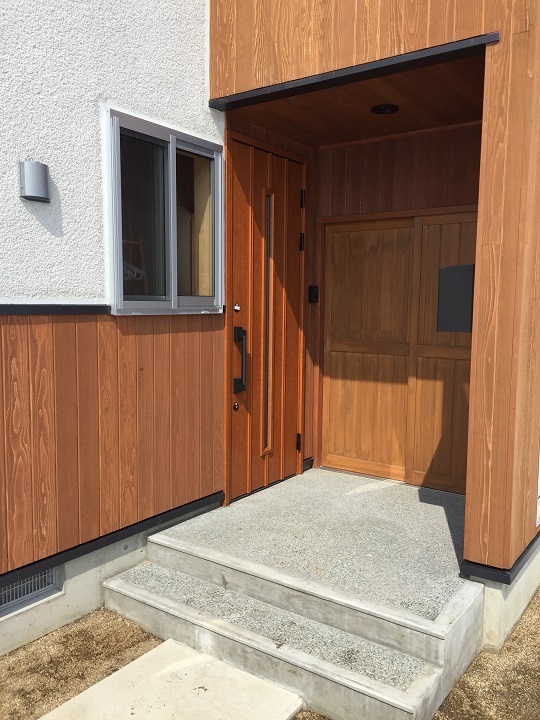 福島県耶麻郡猪苗代町のお家で、寒さ対策で玄関に風除室を設置したエクステリアリフォーム事例