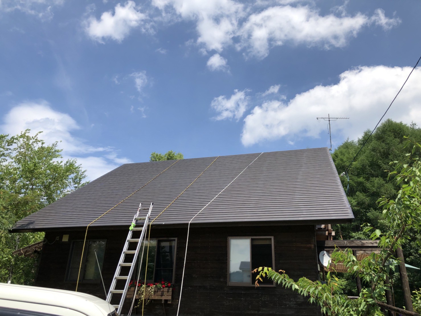 福島県耶麻郡北塩原村の別荘で、築20年経った屋根を塗り替えた外装リフォーム事例