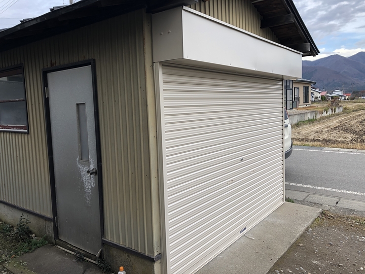 福島県耶麻郡猪苗代町の車庫で、動きの悪いシャッターを交換したエクステリアリフォーム事例
