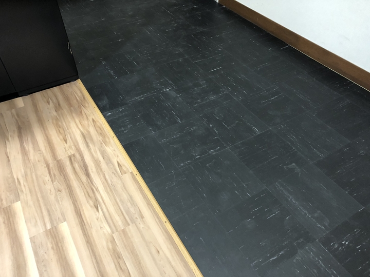 福島県耶麻郡北塩原村の事務所で、汚れたカーペットをウッドタイルとPタイルに張替えた内装リフォーム事例