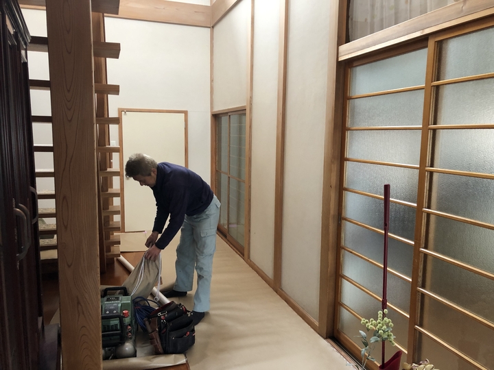 福島県喜多方市のお家で汚れた壁を秋田杉に張替えた自然素材リフォーム