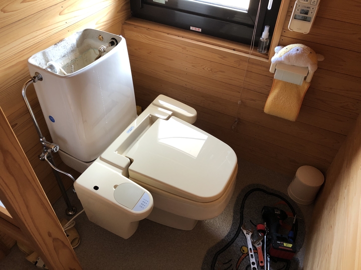 福島県耶麻郡北塩原村の別荘で古くなったトイレをパナラウーノに交換した水回りリフォーム事例