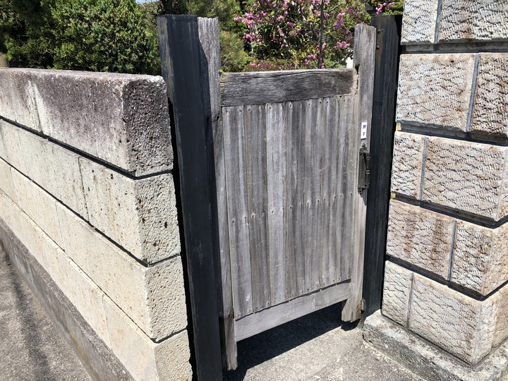 福島県会津若松市のご自宅で、古くなった門扉を新しく交換したエクステリアリフォーム事例